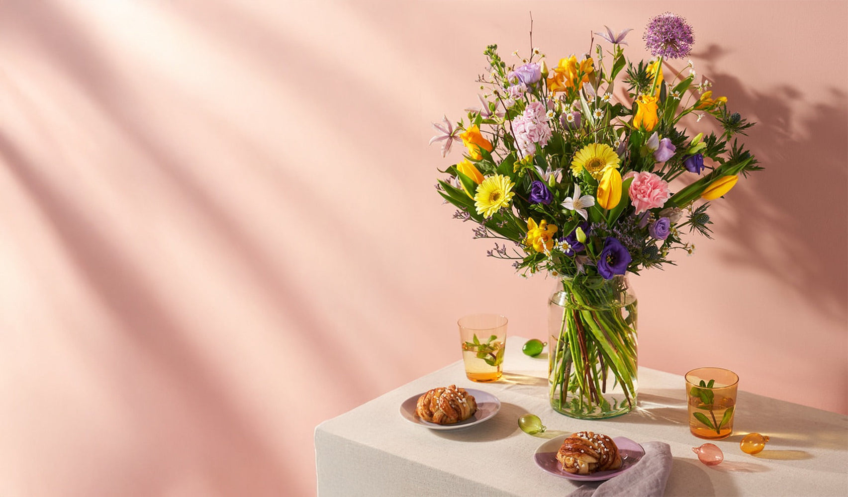 Feestelijk paasboeket op gedekte paastafel
