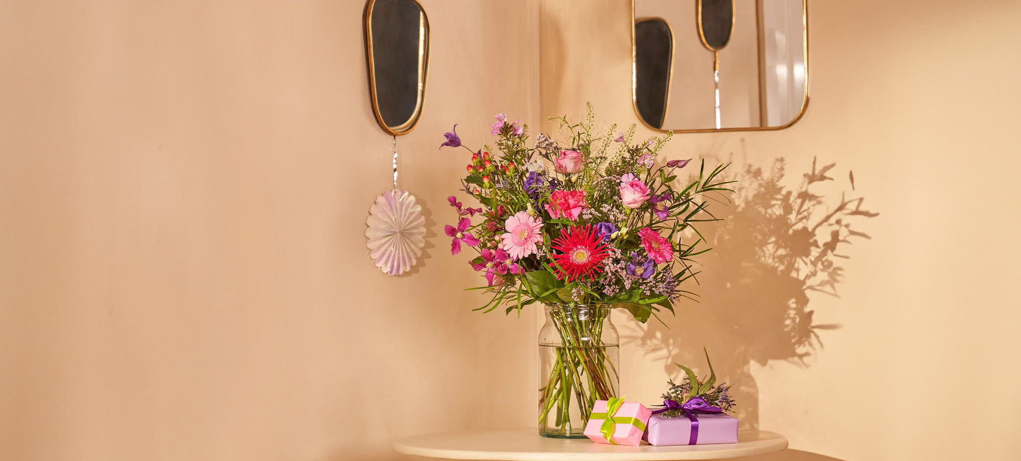Boeket Rode Rozen & Roze Gerbera's – Liefde en Vrolijkheid in Één Cade – BKJ Bloemisten Boeket Rode Rozen & Roze Gerbera's – Liefde en Vrolijkheid in Één Cade – BKJ Bloemisten