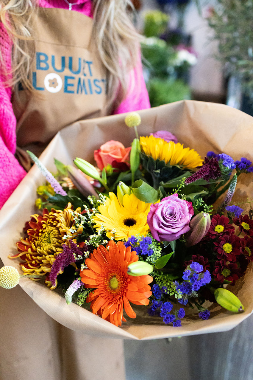 Vers kleurrijk boeket met gerbera’s, rozen en zonnebloemen, samengesteld door Buurtbloemist.