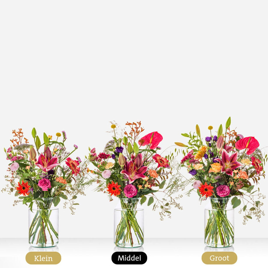 Drie kleurrijke boeketten in glazen vazen met anthurium, lelie, roos en andere bloemen, in klein, middel en groot formaat naast elkaar.