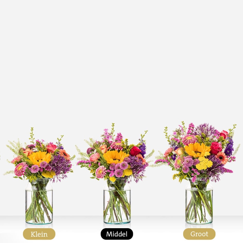 Drie kleurrijke boeketten in glazen vazen met zonnebloemen, rozen en andere bloemen, in klein, middel en groot formaat naast elkaar.