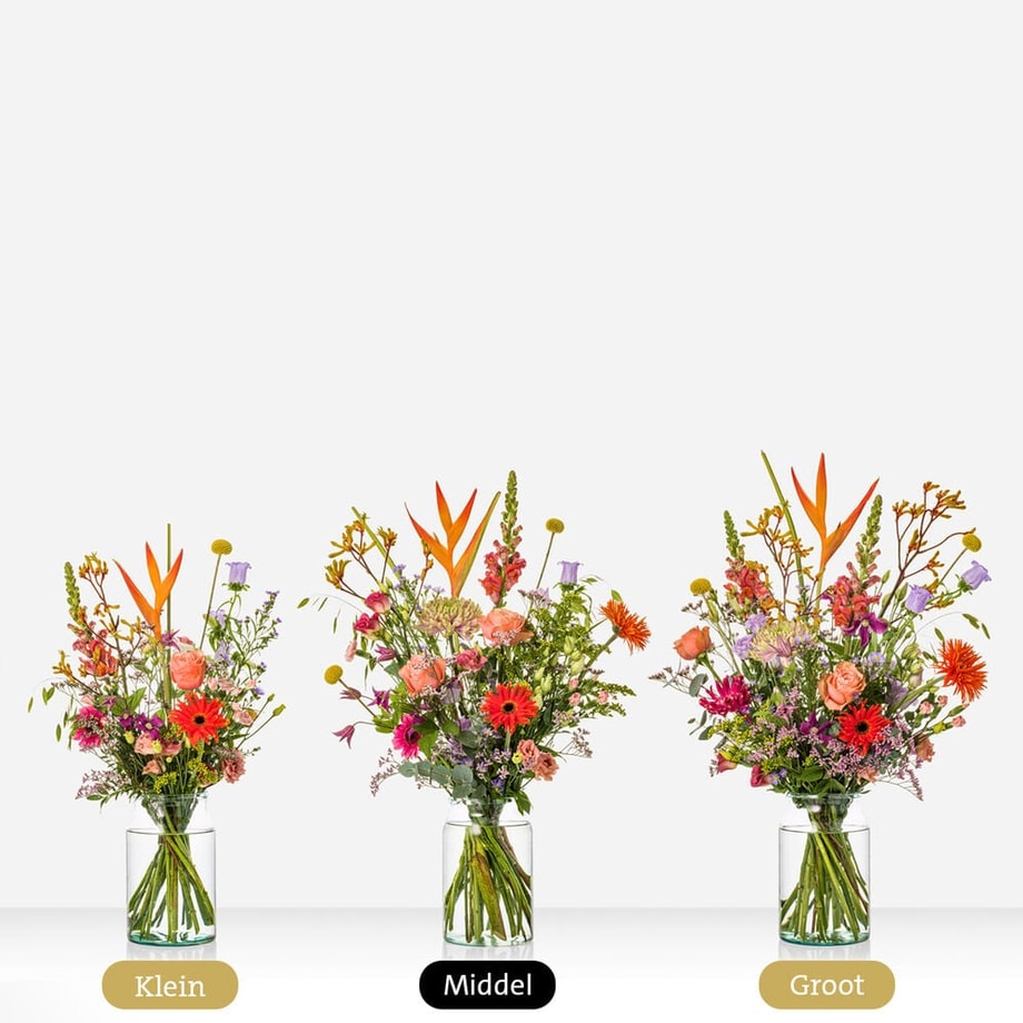 Drie kleurrijke boeketten in glazen vazen met paradijsvogelbloemen, rozen en gerbera's, in klein, middel en groot formaat naast elkaar.