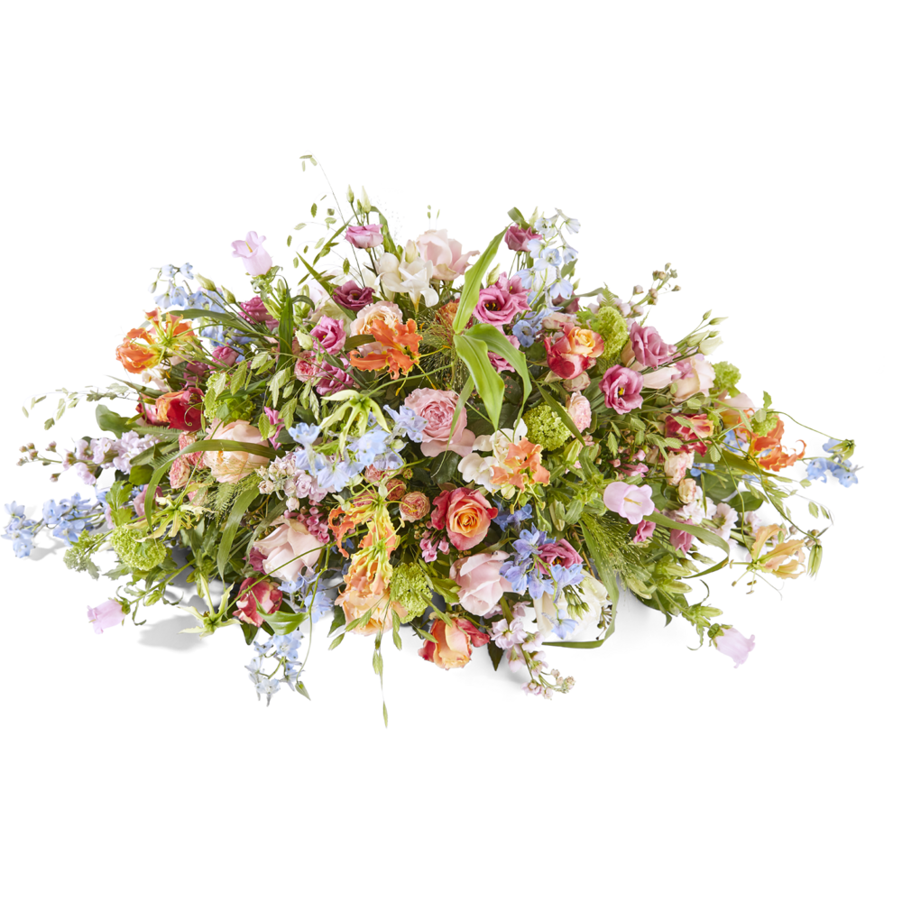 Rouwstuk in ovale vorm met rozen, lisianthus en seizoensbloemen in pasteltinten en oranje