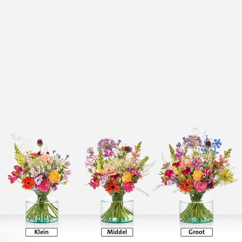 Drie formaten van het bloemrijk veldboeket – klein, middel en groot – met een bonte mix van bloemen in glazen vazen