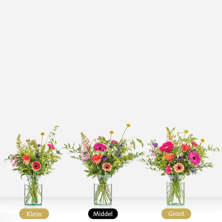 Drie bont gekleurde boeketten in glazen vazen met gerbera's, rozen en andere bloemen, in klein, middel en groot formaat naast elkaar.