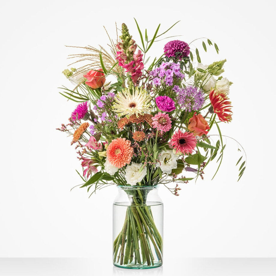 Groot boeket met kleurrijke bloemen zoals gerbera’s, rozen, allium en lisianthus, perfect als bemoedigend gebaar.