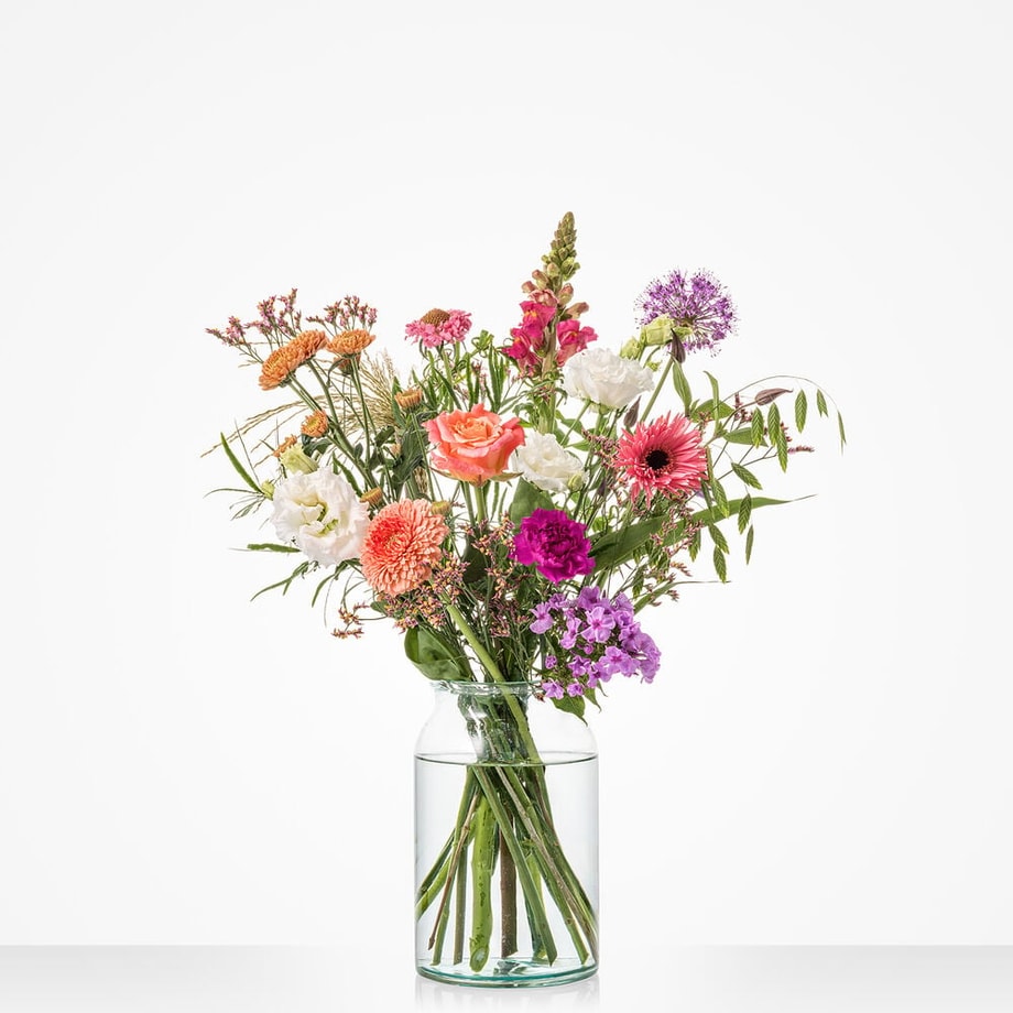 Klein boeket met diverse bloemen in zachte tinten, waaronder gerbera’s, rozen en lisianthus, ideaal voor een attent gebaar.