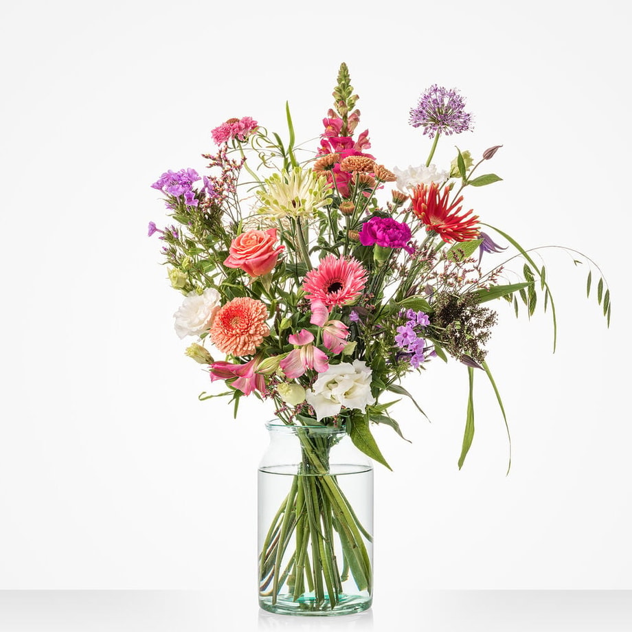 Middelgroot boeket met een mix van roze, paarse en oranje bloemen zoals gerbera’s, rozen en allium, geschikt als troostend cadeau.