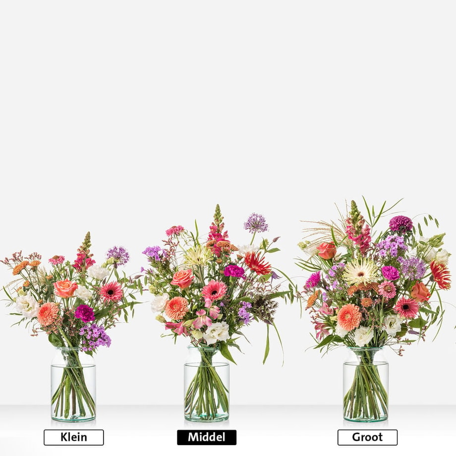 Vergelijking van het Denken aan boeket in drie formaten: klein, middel en groot, elk met kleurrijke bloemen in een glazen vaas.