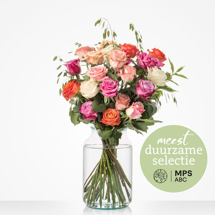 Duurzaam rozenboeket met roze, oranje en witte rozen in een glazen vaas tegen witte achtergrond