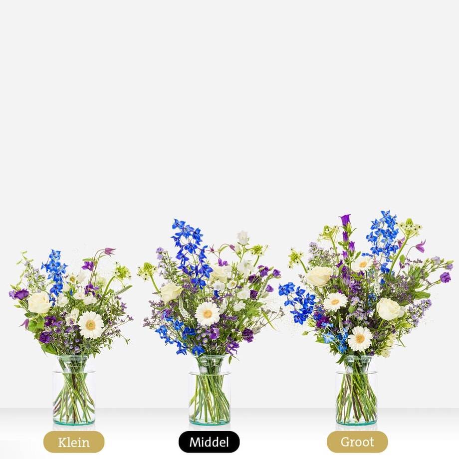 Drie boeketten in glazen vazen met witte rozen, blauwe bloemen en paarse accenten, in klein, middel en groot formaat naast elkaar.