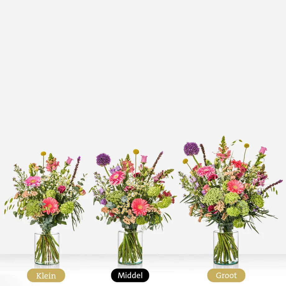 Drie gekleurde boeketten in glazen vazen met gerbera's, rozen en andere bloemen, in klein, middel en groot formaat naast elkaar.