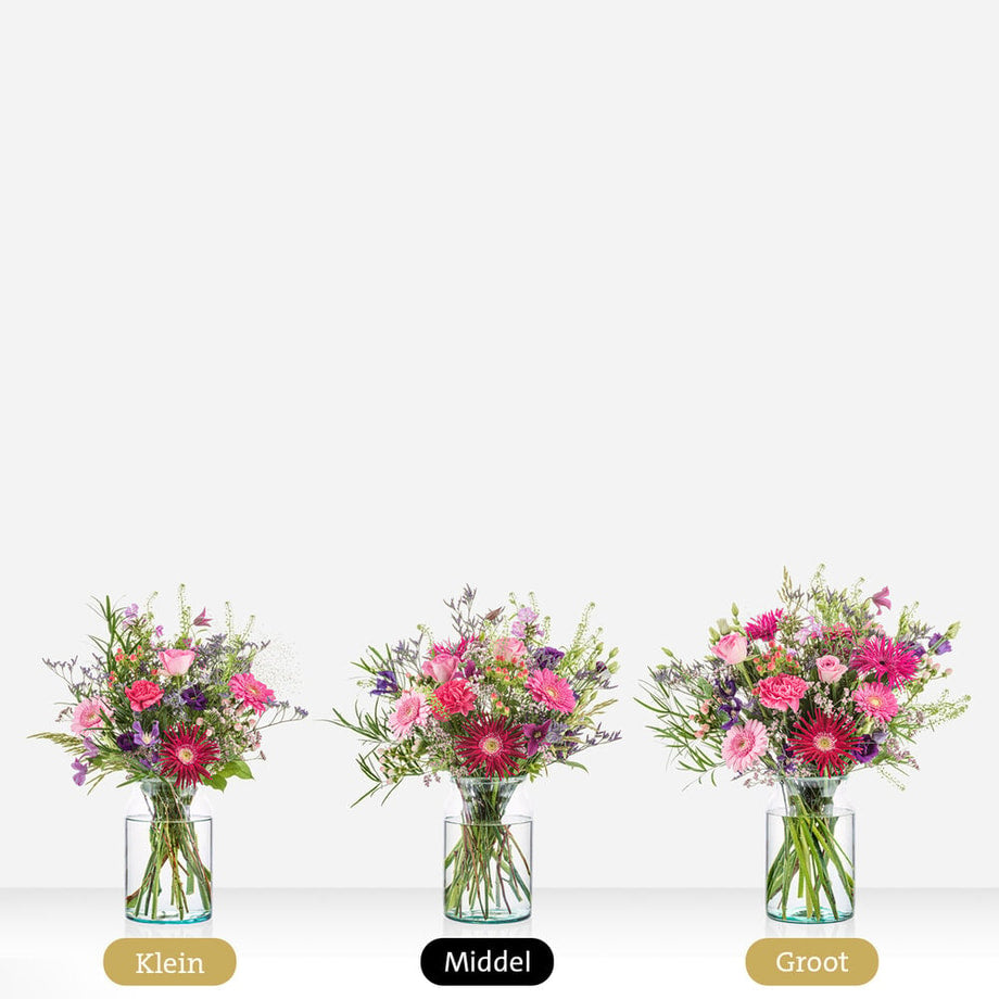 Drie boeketten in glazen vazen in verschillende maten (klein, middel, groot) tegen een witte achtergrond.