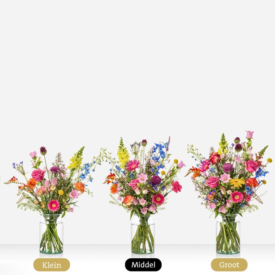 Drie varianten van fleurige boeketten in verschillende maten (klein, middel, groot) in glazen vazen met roze rozen, gerbera's, gele bloemen, paarse allium, blauwe ridderspoor en oranje bloemen tegen een witte achtergrond.