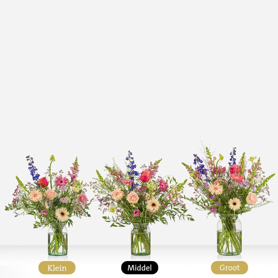 Drie varianten van pastelboeketten in verschillende maten (klein, middel, groot) in glazen vazen met roze rozen, gerbera's, blauwe ridderspoor, lila bloemen en witte bloemen tegen een witte achtergrond.