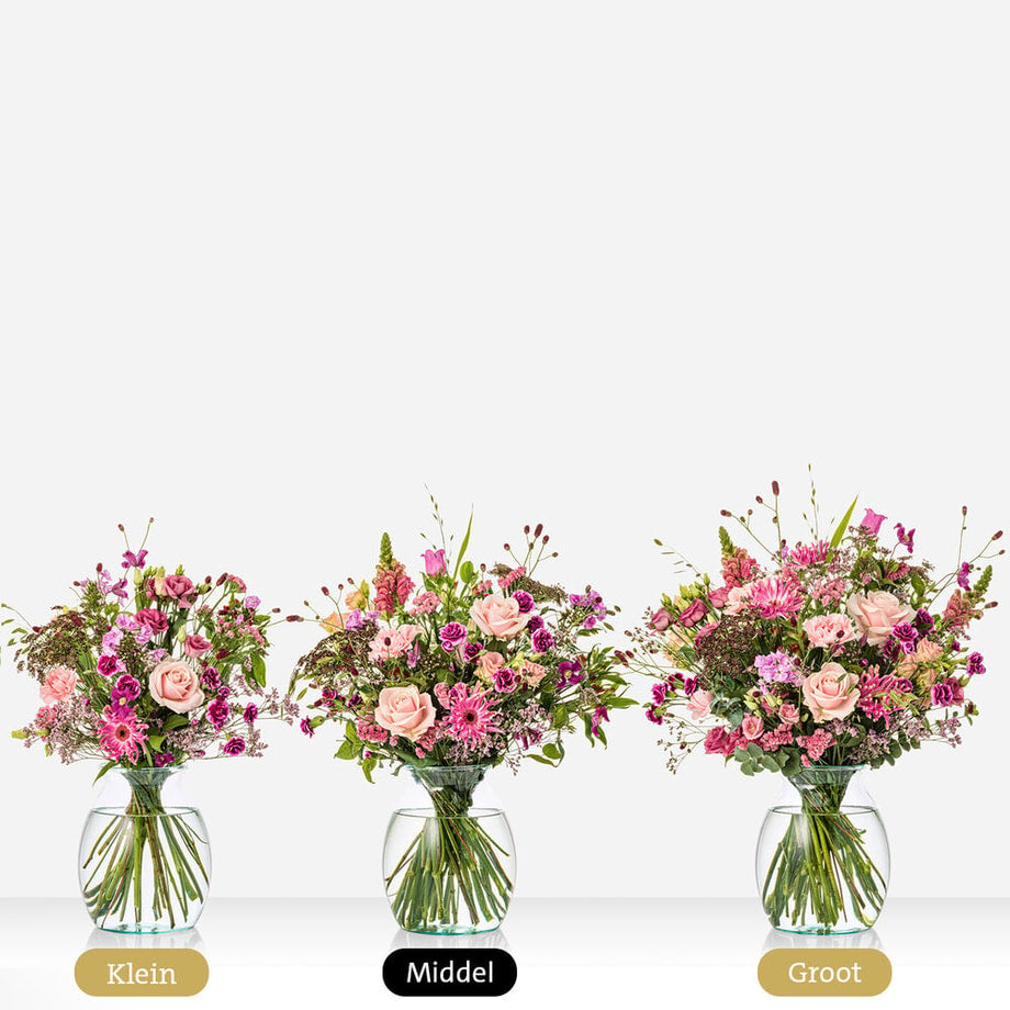 Drie varianten van trouwdagboeketten in verschillende groottes: klein, middel, en groot, met roze en paarse bloemen in glazen vazen.