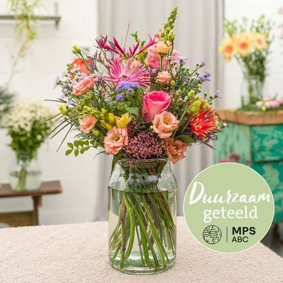 Rond boeket met roze rozen, duurzame bloemen en MPS-certificering, in een glazen vaas.