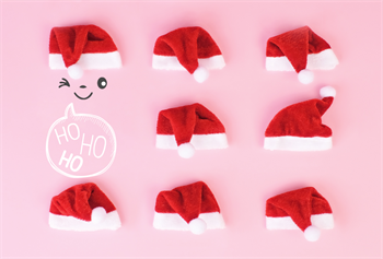 Roze wenskaart met 8 kerstmutsen en de tekst ho ho ho