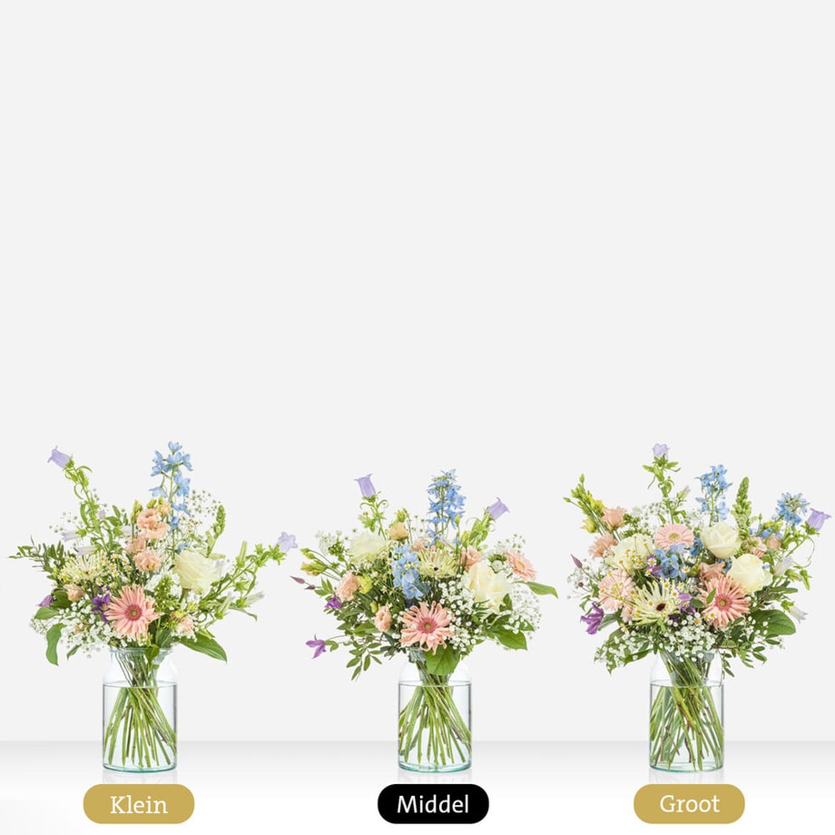 Drie varianten van het ‘Ik denk aan je’ boeket in verschillende groottes: klein, middel, en groot, met pastelkleuren bloemen zoals rozen en gerbera’s in glazen vazen.