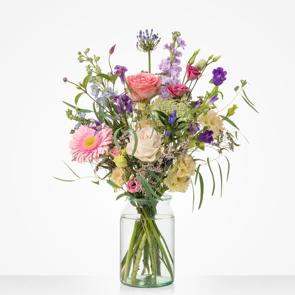 Zacht geboorteboeket met rozen, lisianthus en seizoensbloemen in pasteltinten