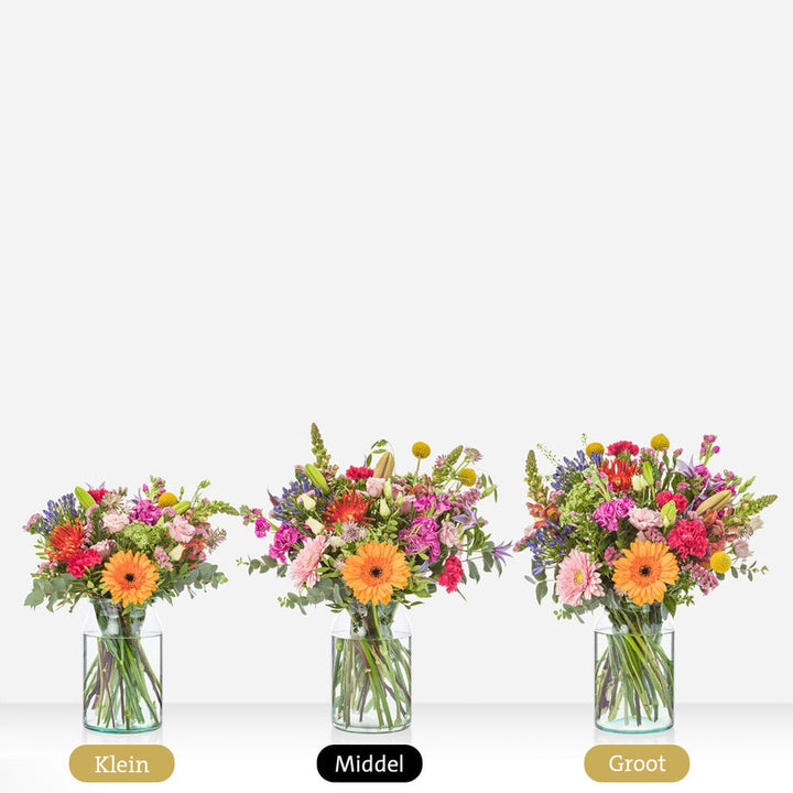 Drie varianten van het ‘Kleurfestijn’ boeket in verschillende groottes: klein, middel, en groot, met een vrolijke mix van bloemen in glazen vazen.