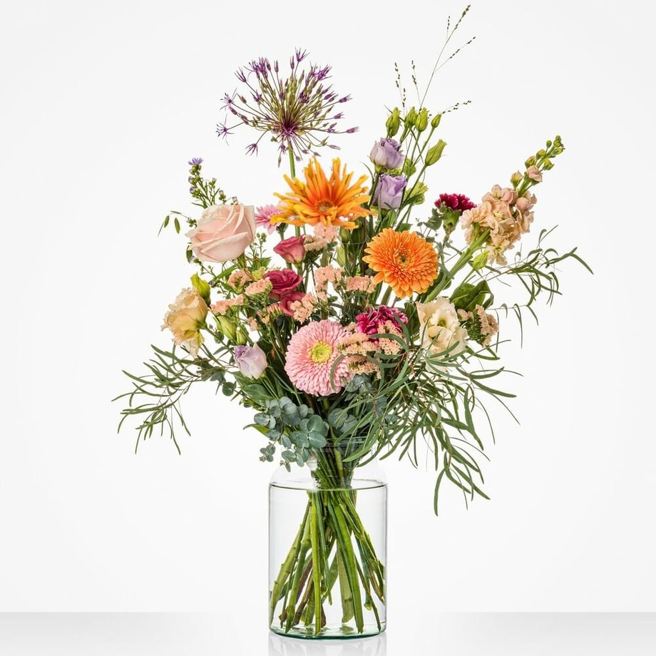 Middelgroot boeket met kleurrijke bloemenmix in pastel- en felle tinten, met gerbera’s, rozen en lisianthus