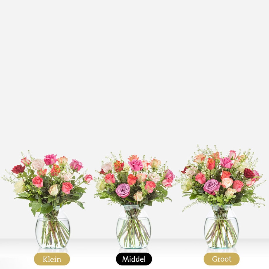 Drie varianten van het ‘Kleurrijke rozen’ boeket in verschillende groottes: klein, middel, en groot, met een mix van rozen in diverse tinten in glazen vazen.