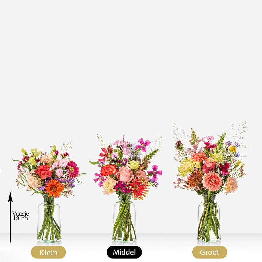Drie varianten van het ‘Koffieboeket verrassing’ in verschillende groottes: klein, middel, en groot, met een vrolijke mix van bloemen in glazen vazen van 18 cm.