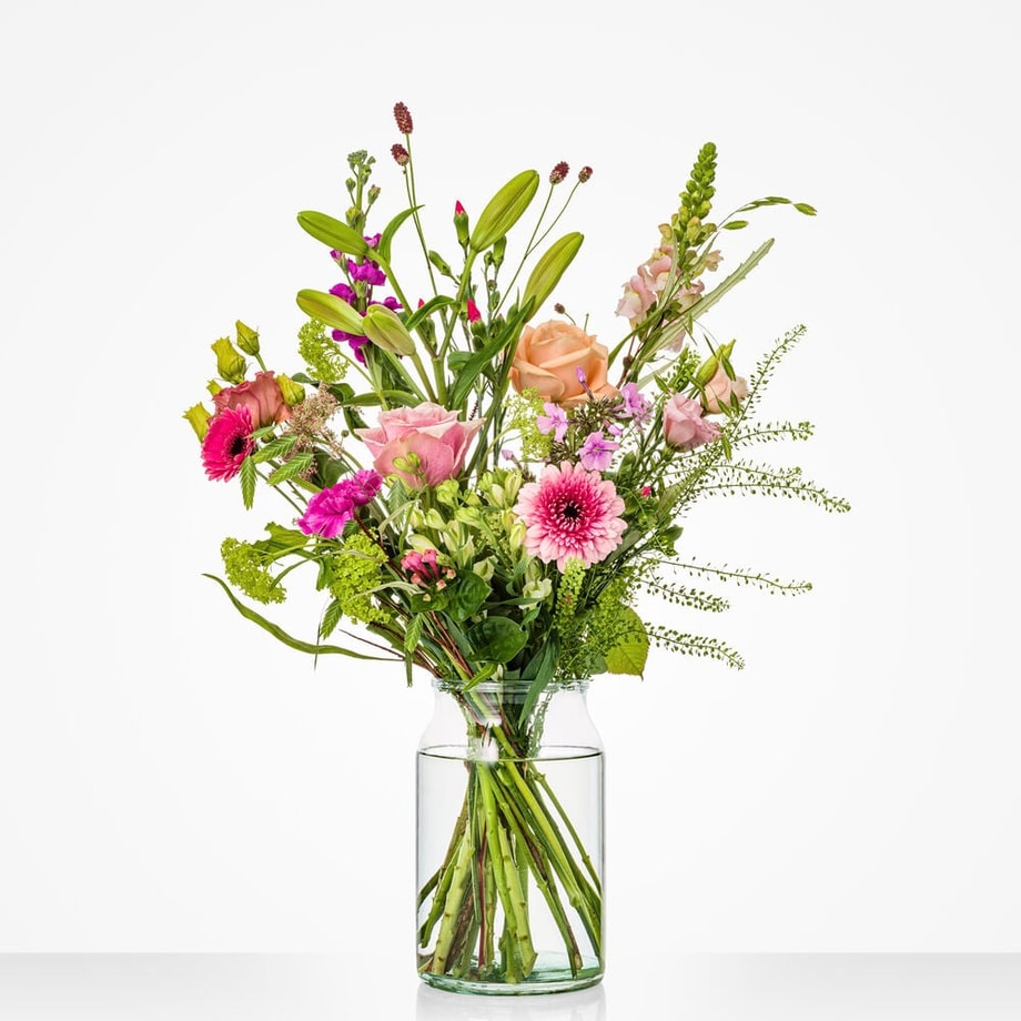 Klein lente boeket in roze en groene tinten met speelse bloemenmix