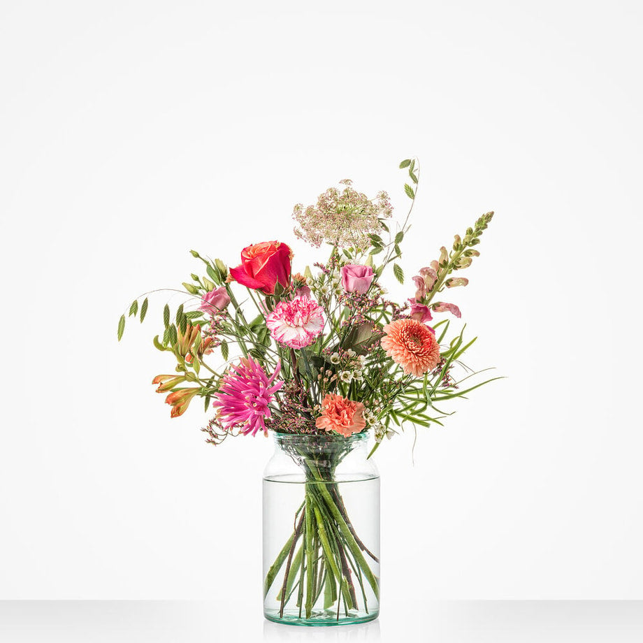 Klein boeket met roze en oranje bloemen, inclusief rozen en anjers