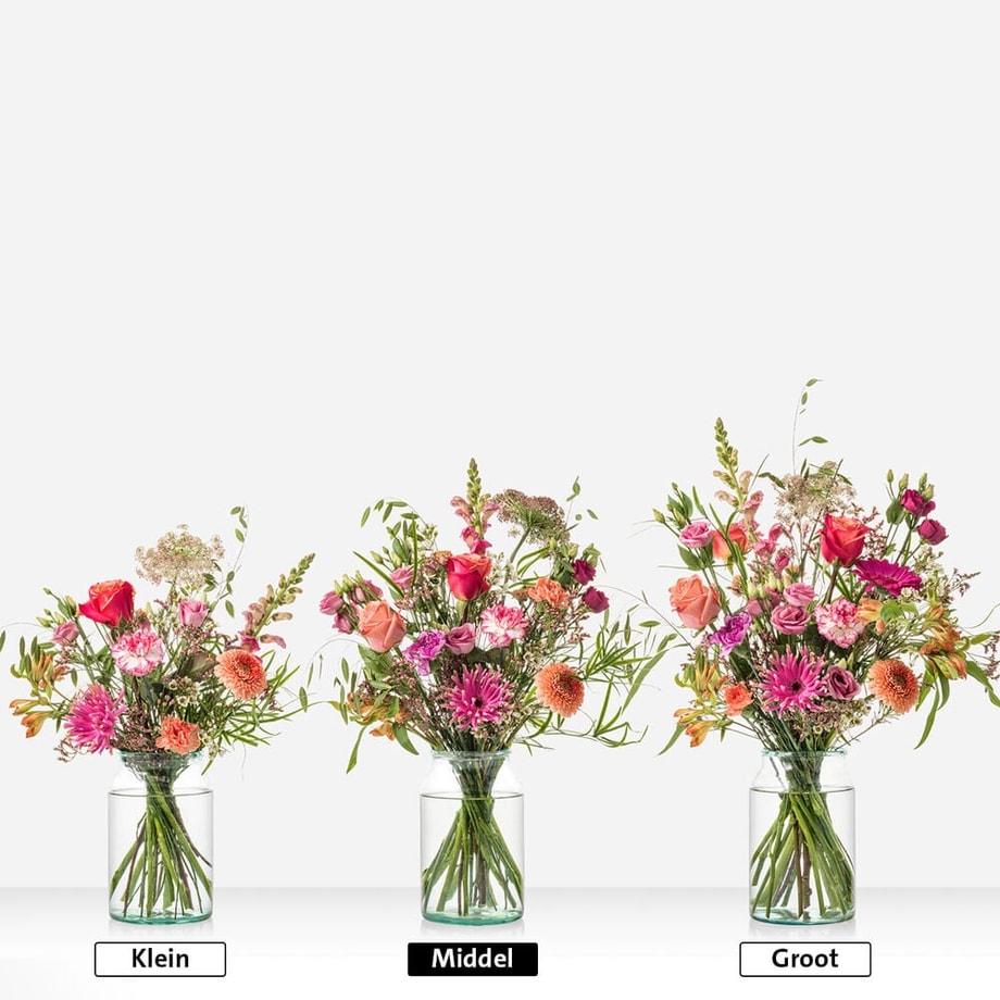 Drie formaten van het liefdevol gebaar boeket – klein, middel en groot – met oranje en roze bloemen