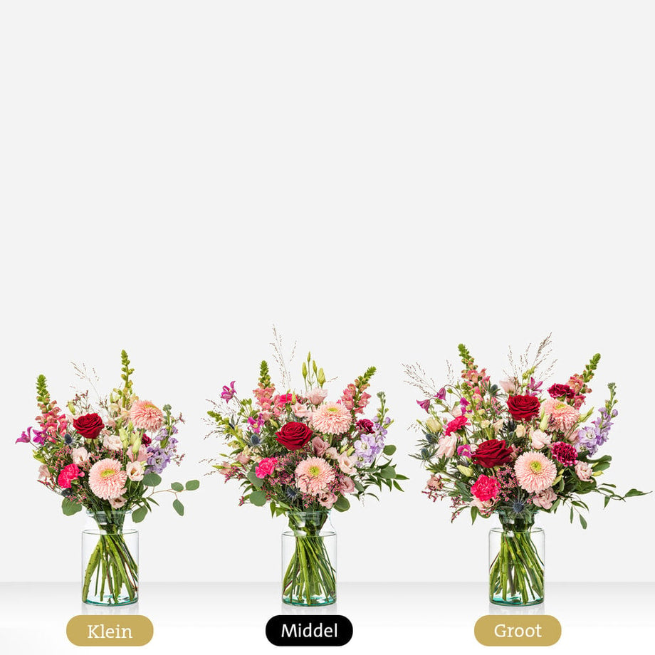 Drie boeketten in verschillende maten (klein, middel en groot) in glazen vazen met een mix van rode, paarse, roze en gele bloemen.