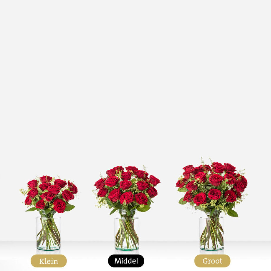 Drie verschillende maten van een lieflijk rood rozenboeket in glazen vazen: klein, middel en groot, gepresenteerd op een witte achtergrond.