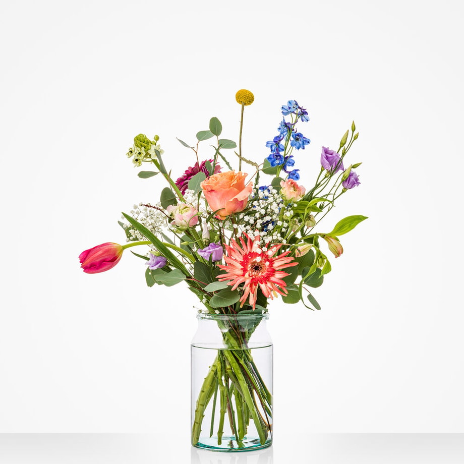 Klein april boeket met rozen, tulpen en delphinium