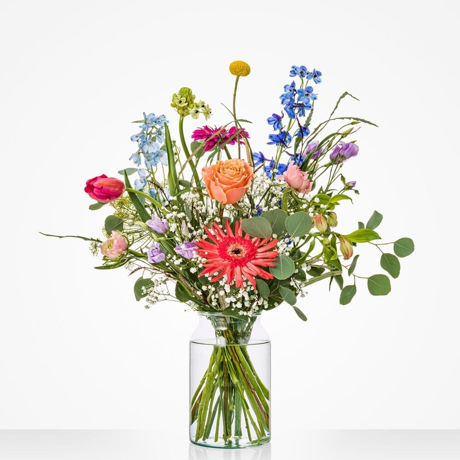 Middelgroot april boeket met seizoensbloemen en fris groen