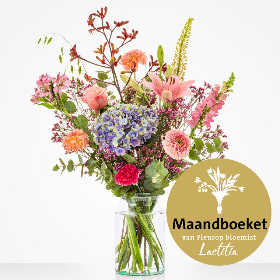 Middelgroot maandboeket augustus met een prachtige samenstelling van kleurrijke bloemen zoals roze rozen, dahlia’s en paarse hortensia’s, geplaatst in een elegante glazen vaas.