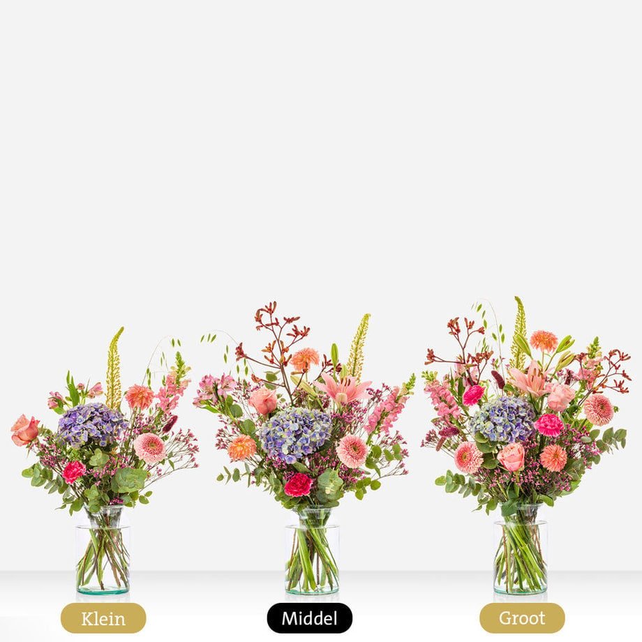 Drie varianten van het maandboeket augustus in klein, middel en groot formaat, gevuld met diverse bloemen zoals rozen, hortensia’s en lelies.