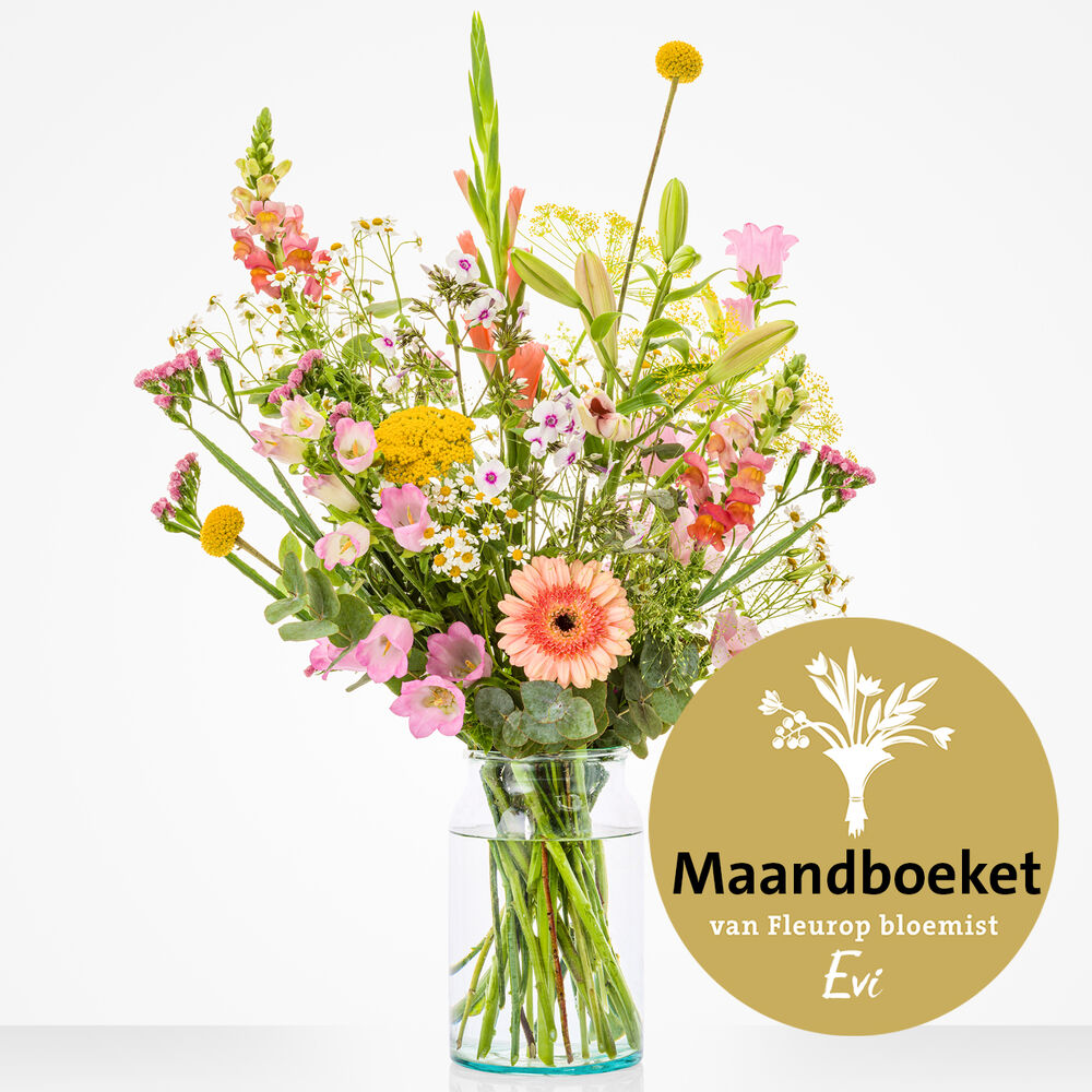 Middelgroot maandboeket juli met een mix van pastelkleuren en seizoensbloemen zoals gerbera’s, campanula’s, en craspedia’s in een elegante glazen vaas.