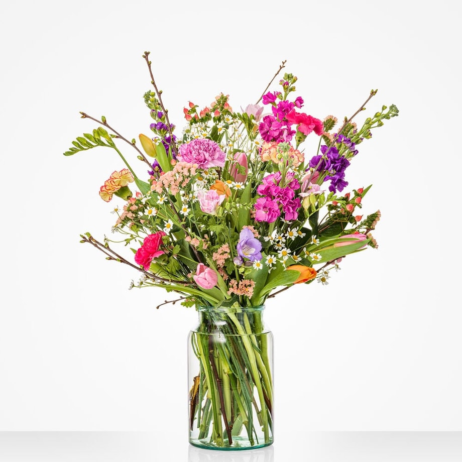 Groot lenteboeket met tulpen, violier en frisse kamille.