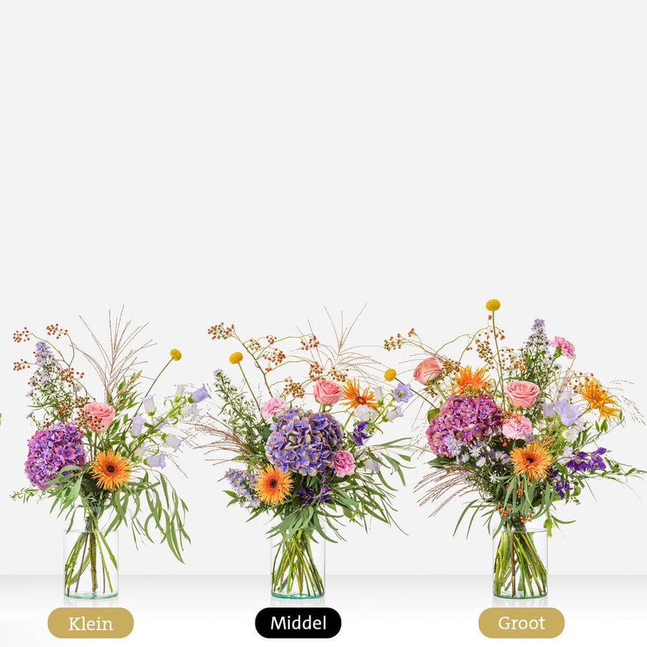 Drie varianten van een boeket in verschillende maten: klein, middel, en groot. Elk boeket in een glazen vaas, met diverse bloemen zoals rozen, hortensia’s, gerbera’s en campanula’s.