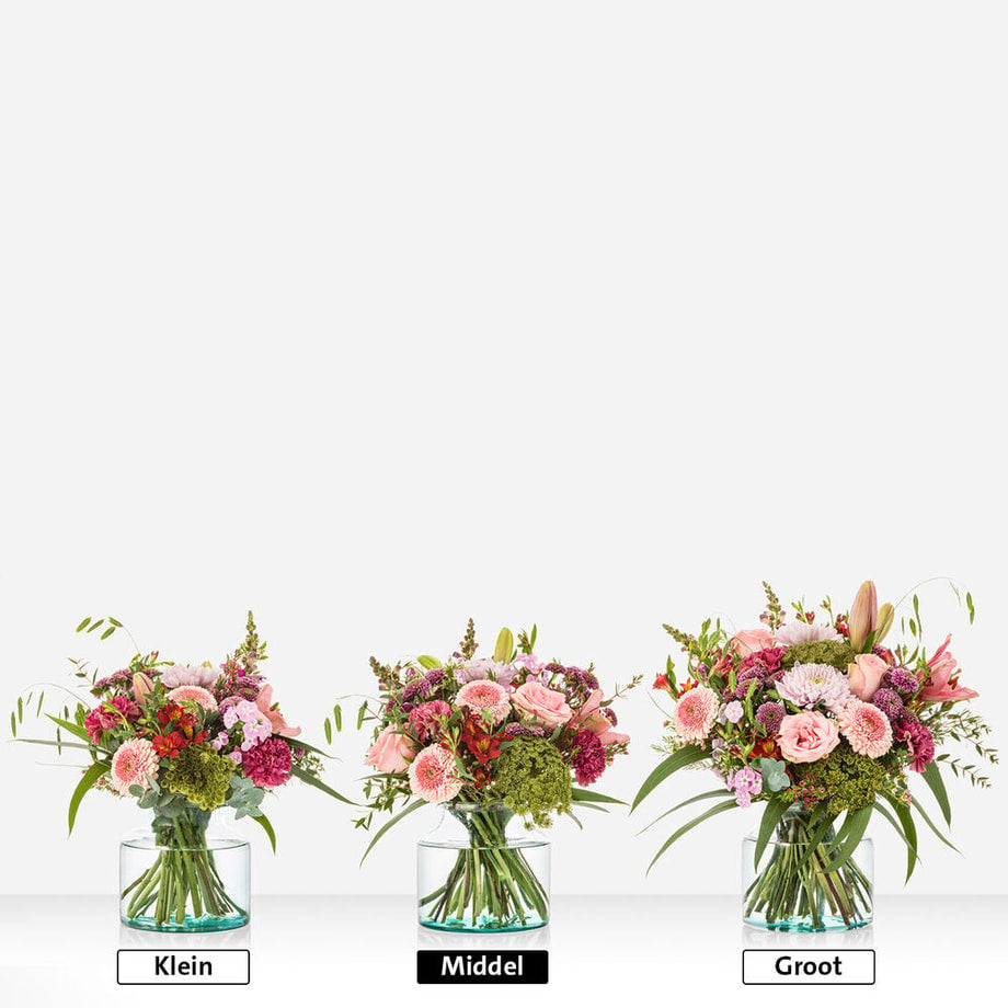 drie zalmkleurige boeketten in glazen vazen in de formaten klein middel en groot tegen witte achtergrond
