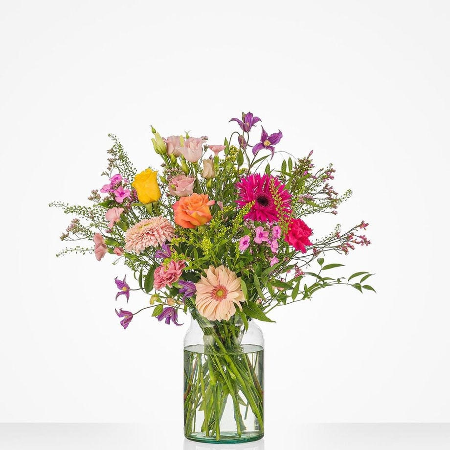 Middelgroot boeket met een mix van opbeurende bloemen in geel, oranje en roze tinten