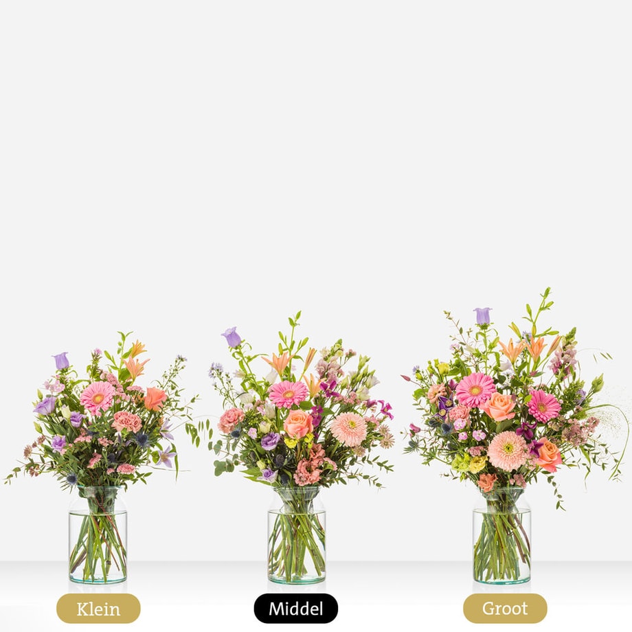 Drie varianten van een boeket in klein, middel en groot formaat met pastel bloemen in glazen vazen.