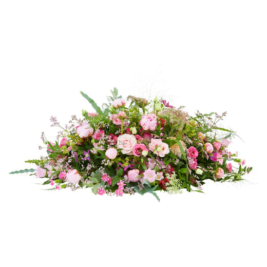 Rouwstuk in roze en groen met pioenen en seizoensbloemen