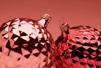 Rode wenskaart met twee rode kerstballen