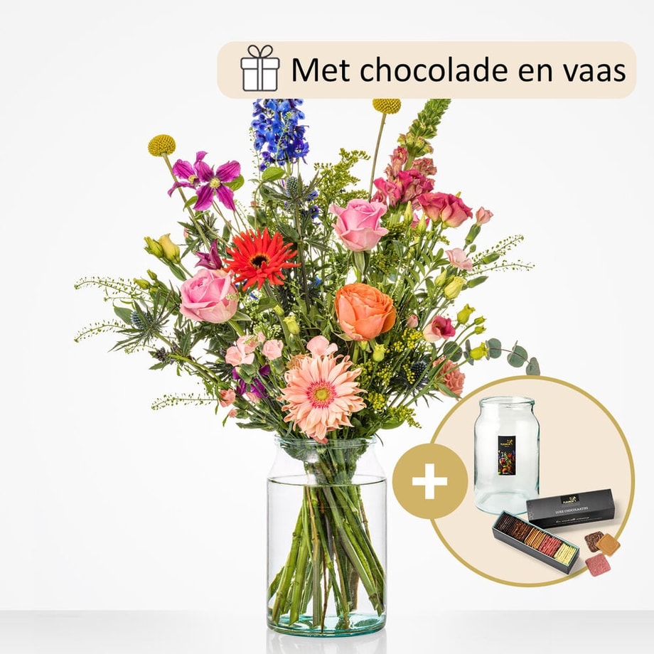 Middelgroot boeket in een glazen vaas, met een mix van kleurrijke bloemen zoals oranje rozen, roze gerbera’s, blauwe ridderspoor en andere seizoensbloemen.