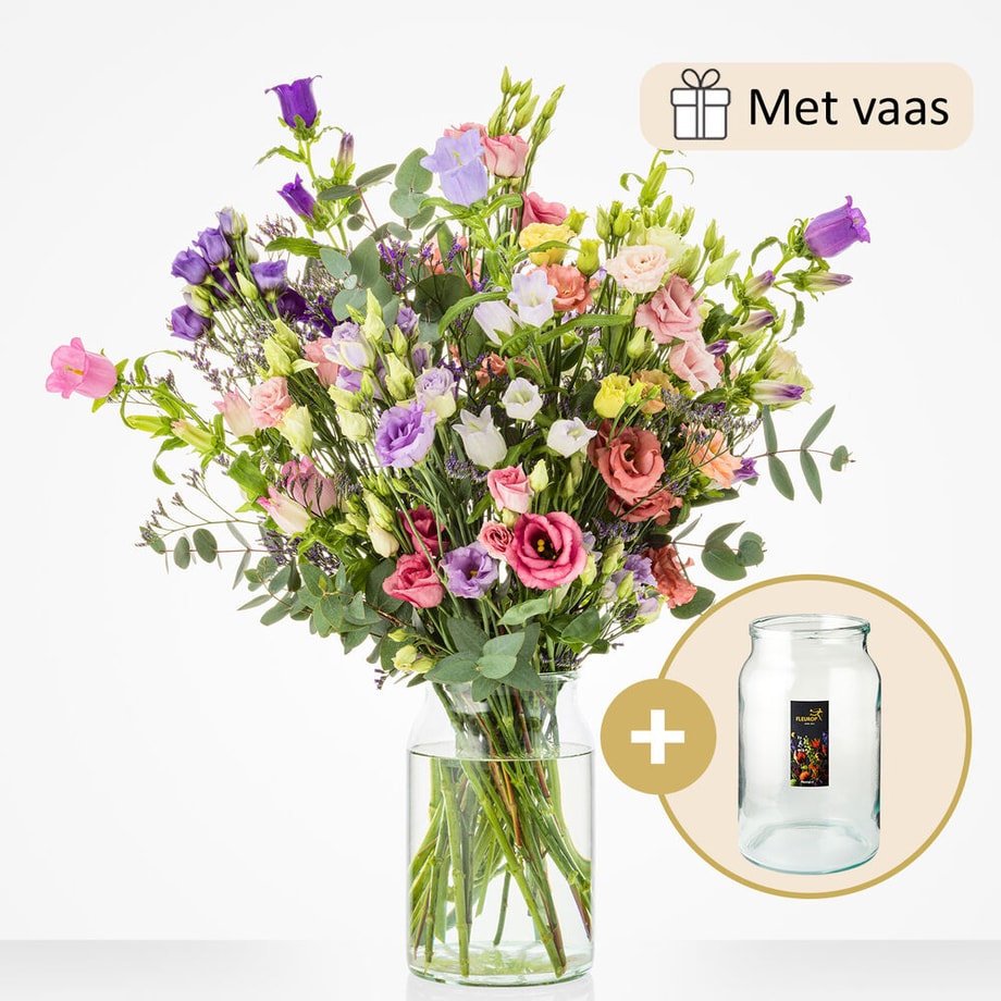 Groot boeket in een glazen vaas, met diverse bloemen in roze, paars, geel en groen tinten, inclusief paarse lisianthus, roze rozen, en eucalyptus bladeren.