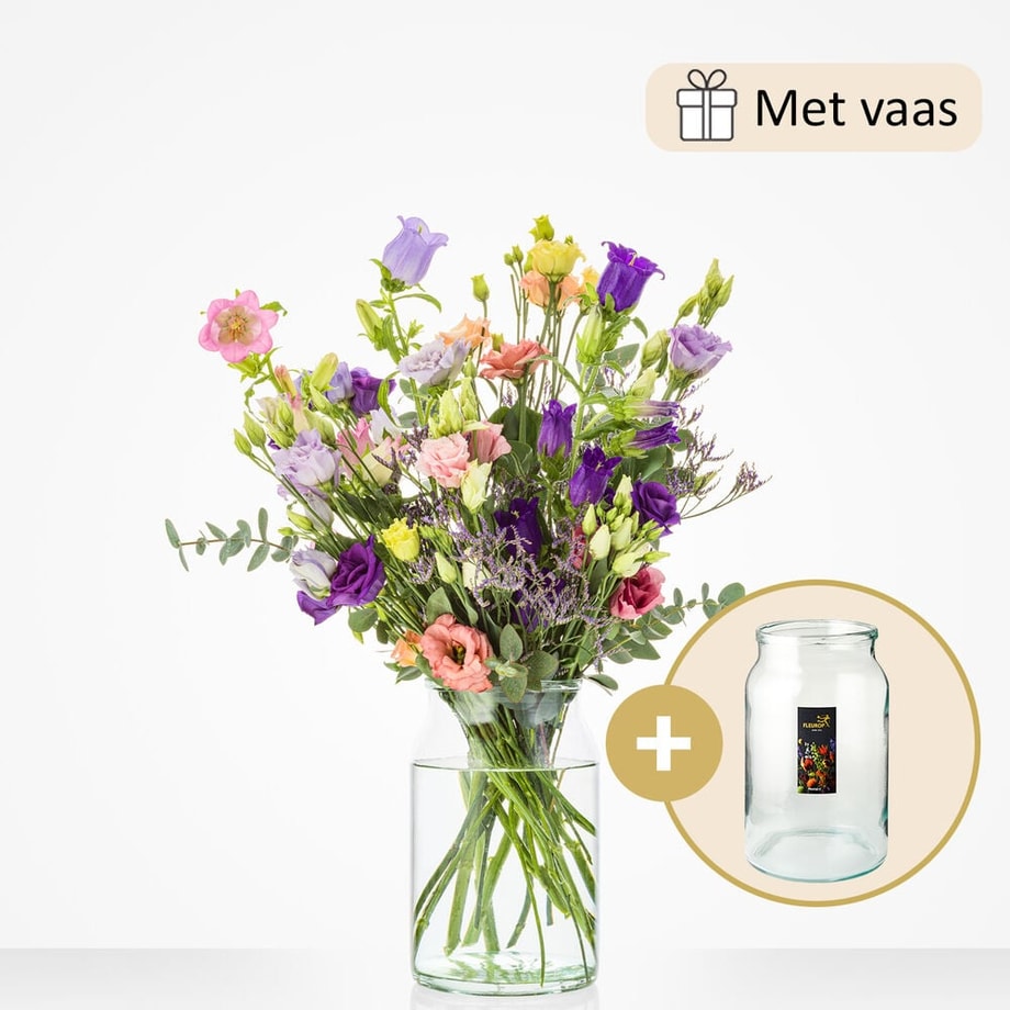 Boeket in een glazen vaas, met diverse bloemen in roze, paars, geel en groen tinten, inclusief paarse lisianthus, roze rozen, en eucalyptus bladeren.