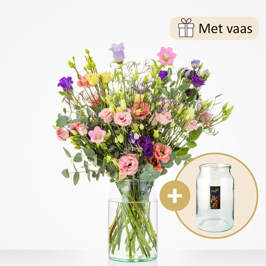 Middelgroot boeket in een glazen vaas, met diverse bloemen in roze, paars, geel en groen tinten, inclusief paarse lisianthus, roze rozen, en eucalyptus bladeren.