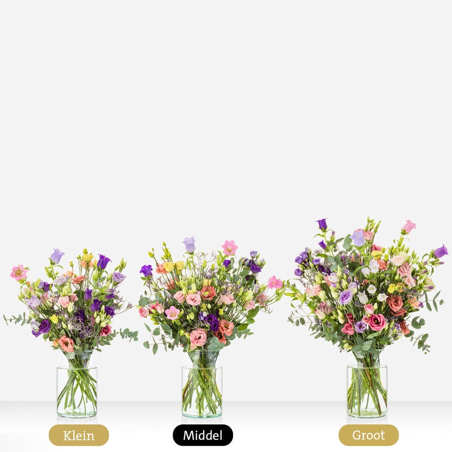 Drie varianten van een boeket in een glazen vaas, in klein, middel en groot. De boeketten bevatten kleurrijke bloemen zoals paarse lisianthus, roze rozen, en eucalyptus bladeren.
